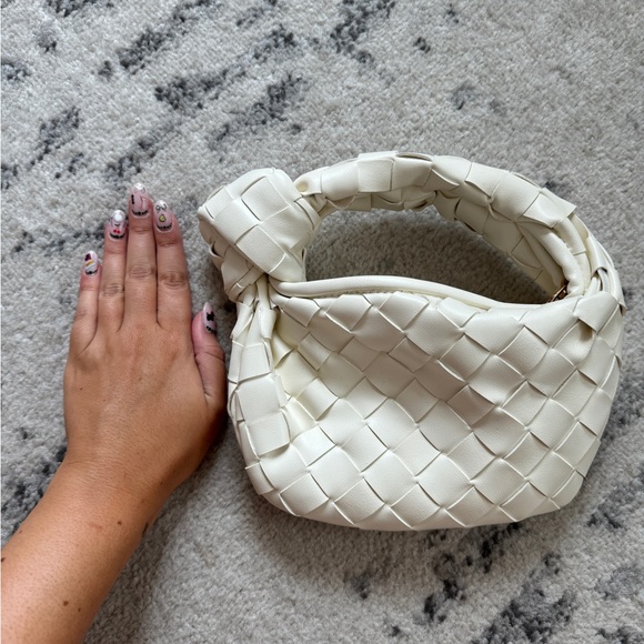 White Knot Woven Handbag - Picture 2 of 4